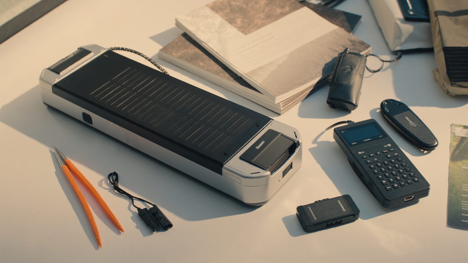 Cargador solar portatil senderismo movil